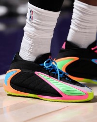 开云体育APP下载-爱德华兹穿着彩色AE2，空砍36分2篮板5助攻1抢断