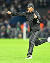 开云APP-孔帕尼：我们上半场确实本可以做得更好，但不能忘记3天1赛的疲劳