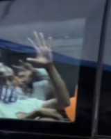 开云体育APP下载-这大手太有辨识度了！莱昂纳德和球迷告别 在车内伸出巨掌挥手