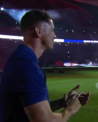 开云体育入口-41岁托雷斯率马竞B队主场首秀，登场瞬间引爆全场欢呼！